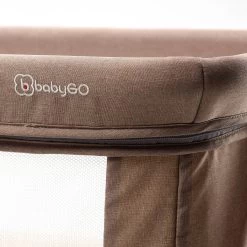 Babygo Goodnight Beige Wieg 4362 -Jollein Winkel babygo goodnight beige wieg aan bed 4362 2