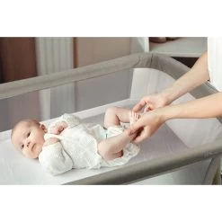 Babygo Goodnight Beige Wieg 4362 -Jollein Winkel babygo goodnight wieg aan bed sfeer 2 1