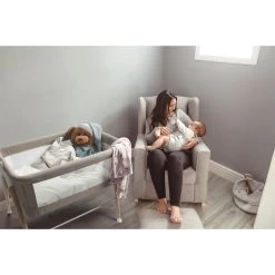 Babygo Goodnight Beige Wieg 4362 -Jollein Winkel babygo goodnight wieg aan bed sfeer 3 1