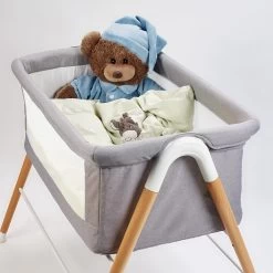 Babygo Goodnight Beige Wieg 4362 -Jollein Winkel babygo goodnight wieg aan bed sfeer 4 1