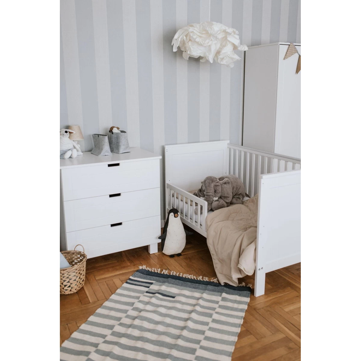 Babykamer Lieke Wit: Ledikant & Commode 4 Babykamer Lieke Wit: Ledikant & Commode - Afbeelding 2