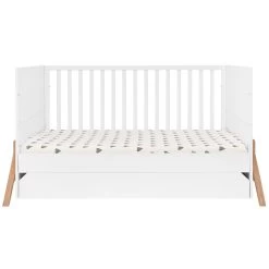 Bellamy Lotta Snow Babykamer: Ledikant/Juniorbed, Commode En 2-Deurskast -Jollein Winkel bellamy lotta snow 70 x 140 cm ledikant juniorbed lobilo70 5 2