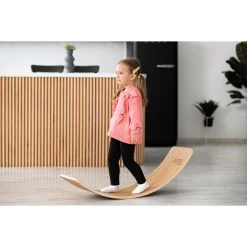Luna Toys Houten Balansbord Met Zwart Vilt LU-36998 -Jollein Winkel luna toys houten balansbord sfeer 2