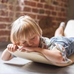 Luna Toys Houten Balansbord Met Grijs Vilt LU-37001 15 Luna Toys Houten Balansbord Met Grijs Vilt LU-37001 -Jollein Winkel luna toys houten balansbord sfeer 4 1