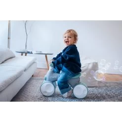 Momi Tobis Grey Ride-On Bubbles Loopfiets ROBI00043 -Jollein Winkel momi tobis loopfiets sfeer2 1